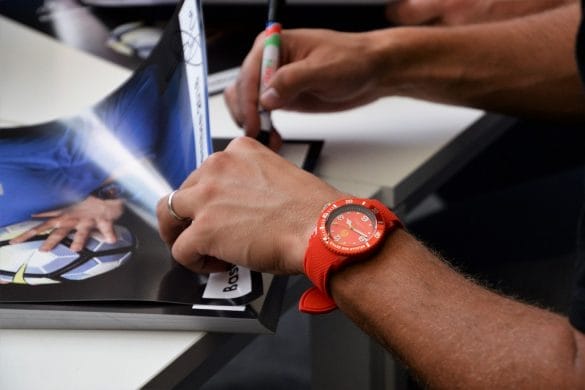 Eden Hazard rencontre des juniors du foot au siège d’Ice-Watch