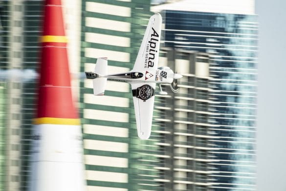 Michael Goulian, ambassadeur des montres Alpina, sur le podium