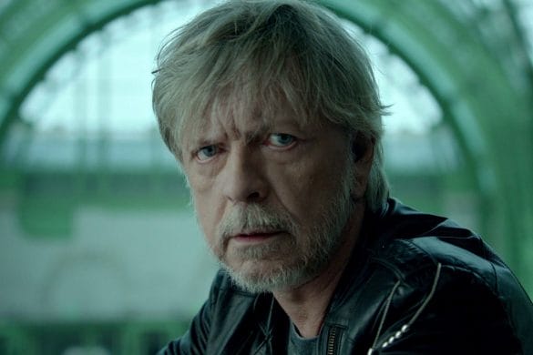 Le chanteur Renaud soutient Les Restos du Cœur avec une Augarde au poignet