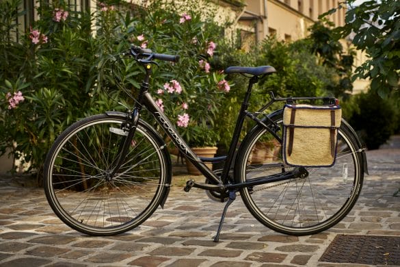 Des sacoches en raphia pour habiller son vélo