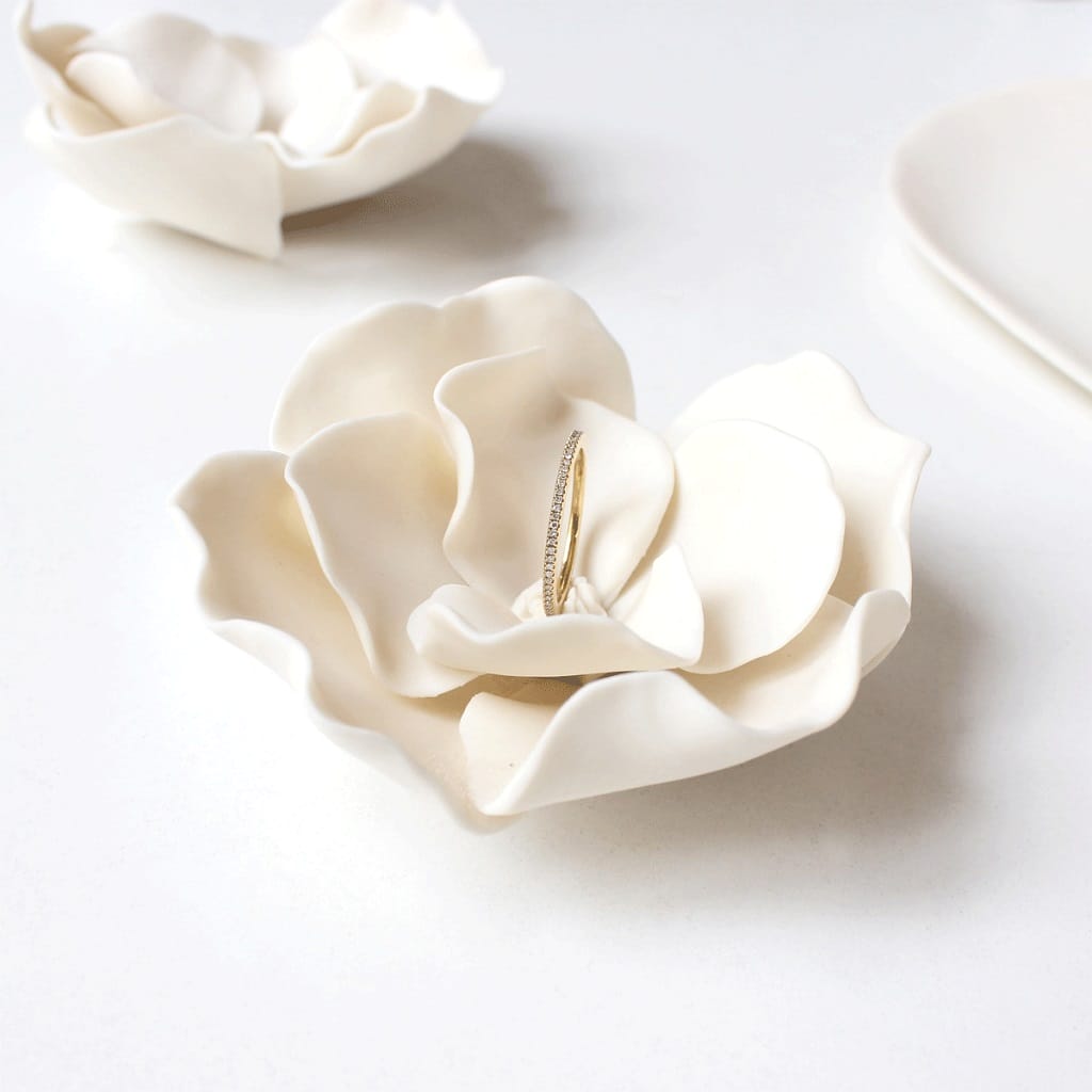 Offrez une bague précieuse dans un écrin floral en porcelaine