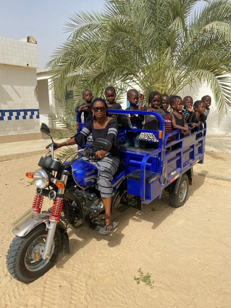 La moto-charrette récemment acquise grâce aux dons 