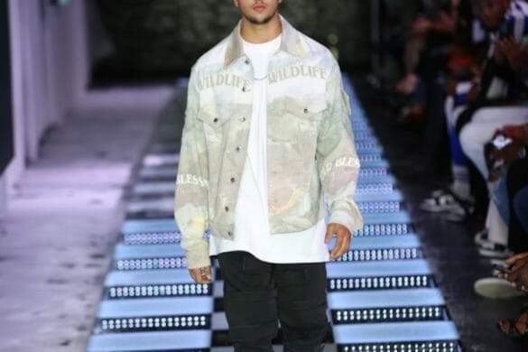 CHMPS ?!PARISSE privatise la Tour Eiffel pour un défilé