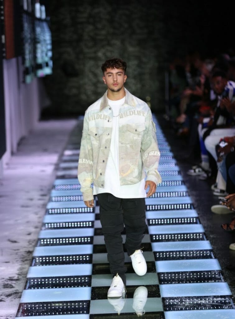 CHMPS ?!PARISSE défile sur la Tour Eiffel