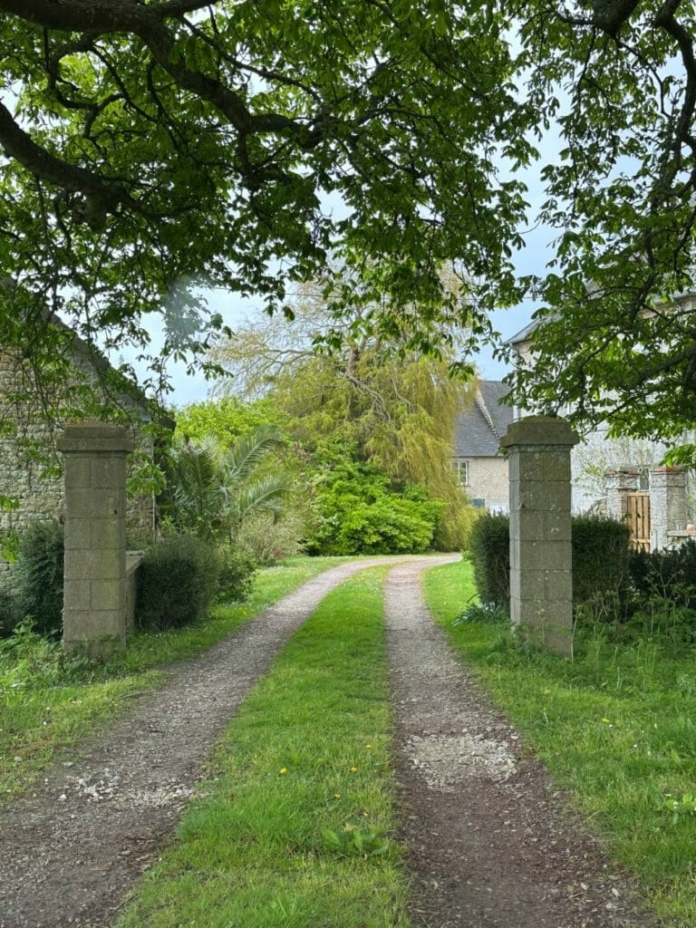 L'arrivée du gîte "La Rivière". La campagne en bord de mer ! 