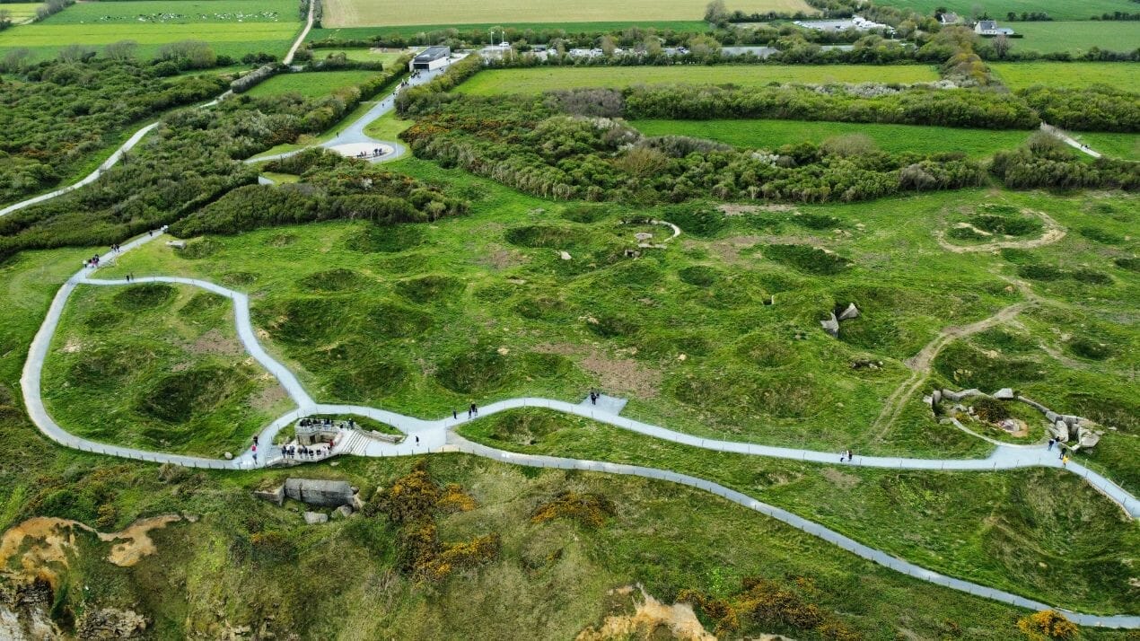 La pointe du Hoc vue du ciel avec ses innombrables cratères d'obus.