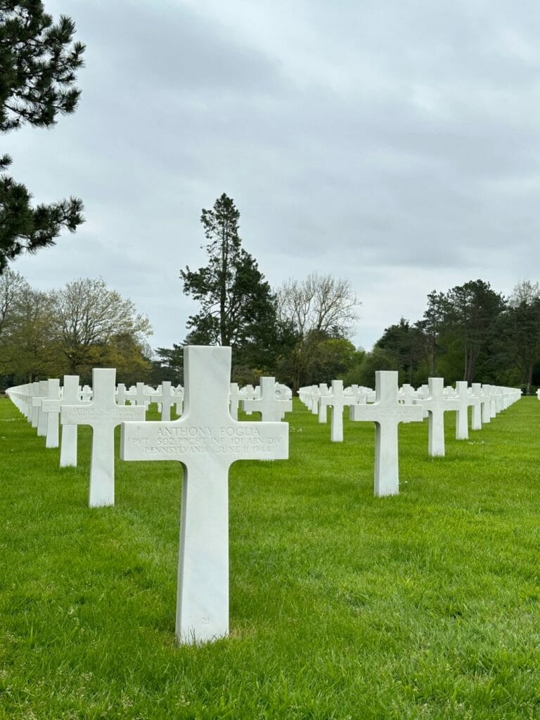 Le cimetière américain de Colleville-sur-Mer où reposent 9 000 victimes de la guerre. 