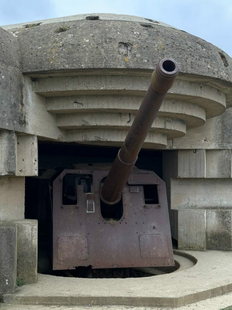 Témoin de la batterie de canons présente à Longues-sur-Mer.