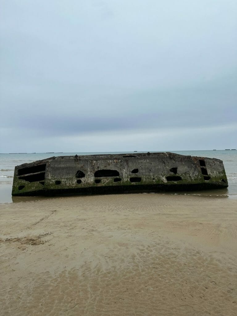 Vestige du port artificiel d'Arromanches-les-Bains.