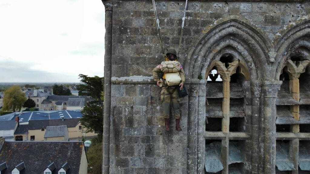 Le mannequin représentant John M. Steele qui est resté accroché au clocher de l’église du village. 