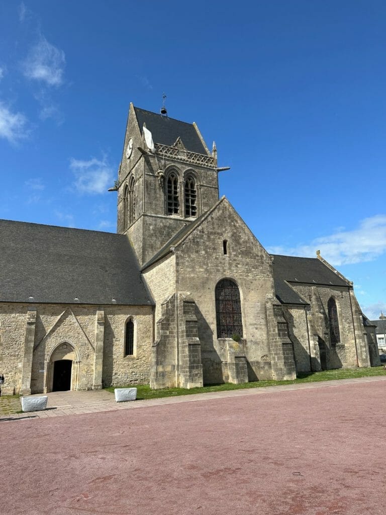 La célèbre église de Sainte-Mère-Eglise. 