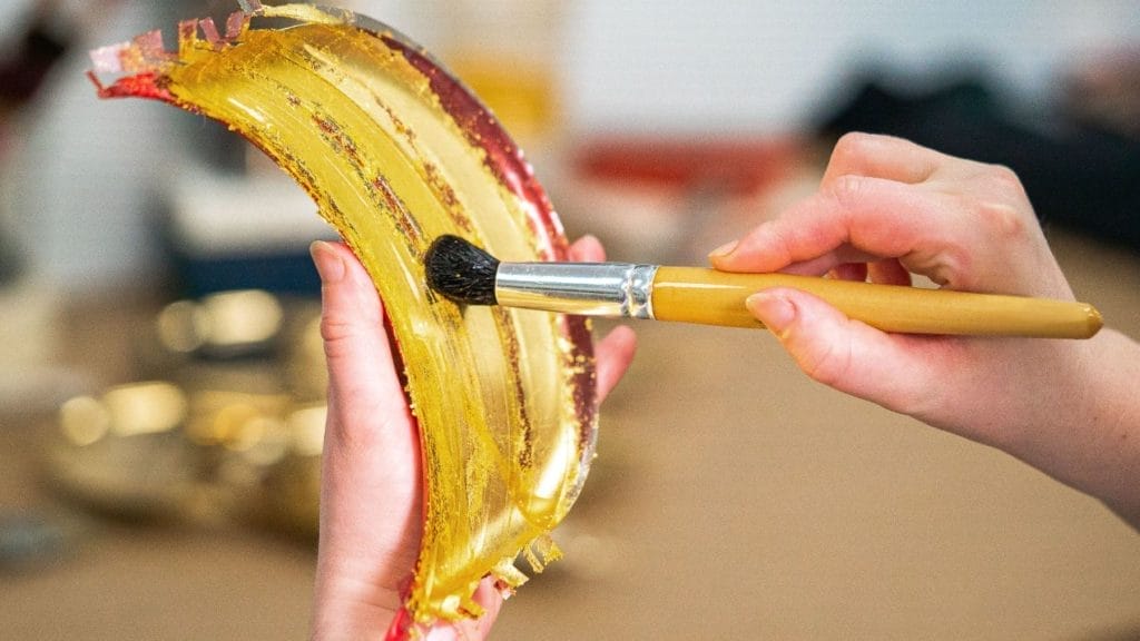 Travail de dorure des Ateliers Gohard, à Paris.