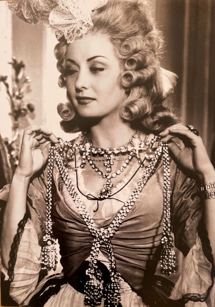 Le collier porté par l’actrice Viviane Romance lors du tournage L’Affaire du collier de la Reine de 1946 réalisé par Marcel L’Herbier © DR