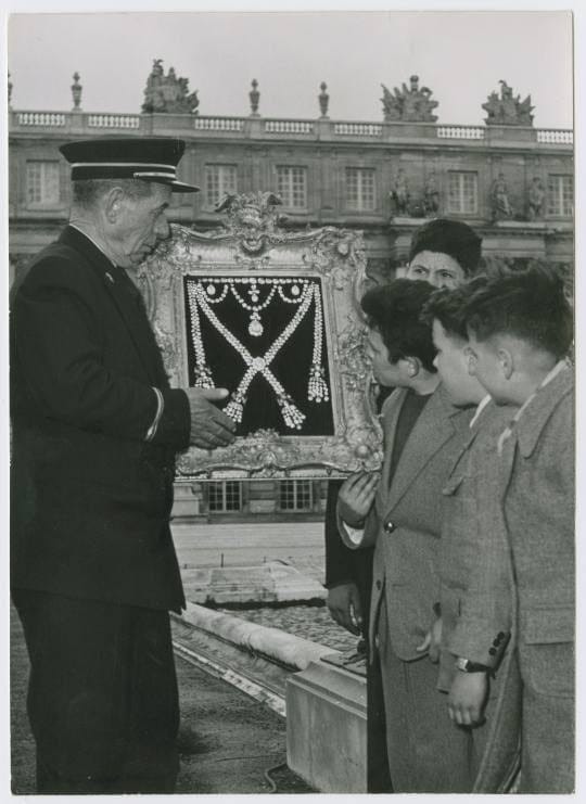 Le collier lors de l’exposition Marie-Antoinette, archiduchesse, dauphine et reine de 1955, au Château de Versailles © DR