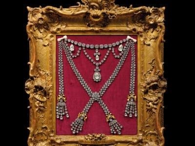 Artcurial met aux enchères une réplique historique du collier de la Reine