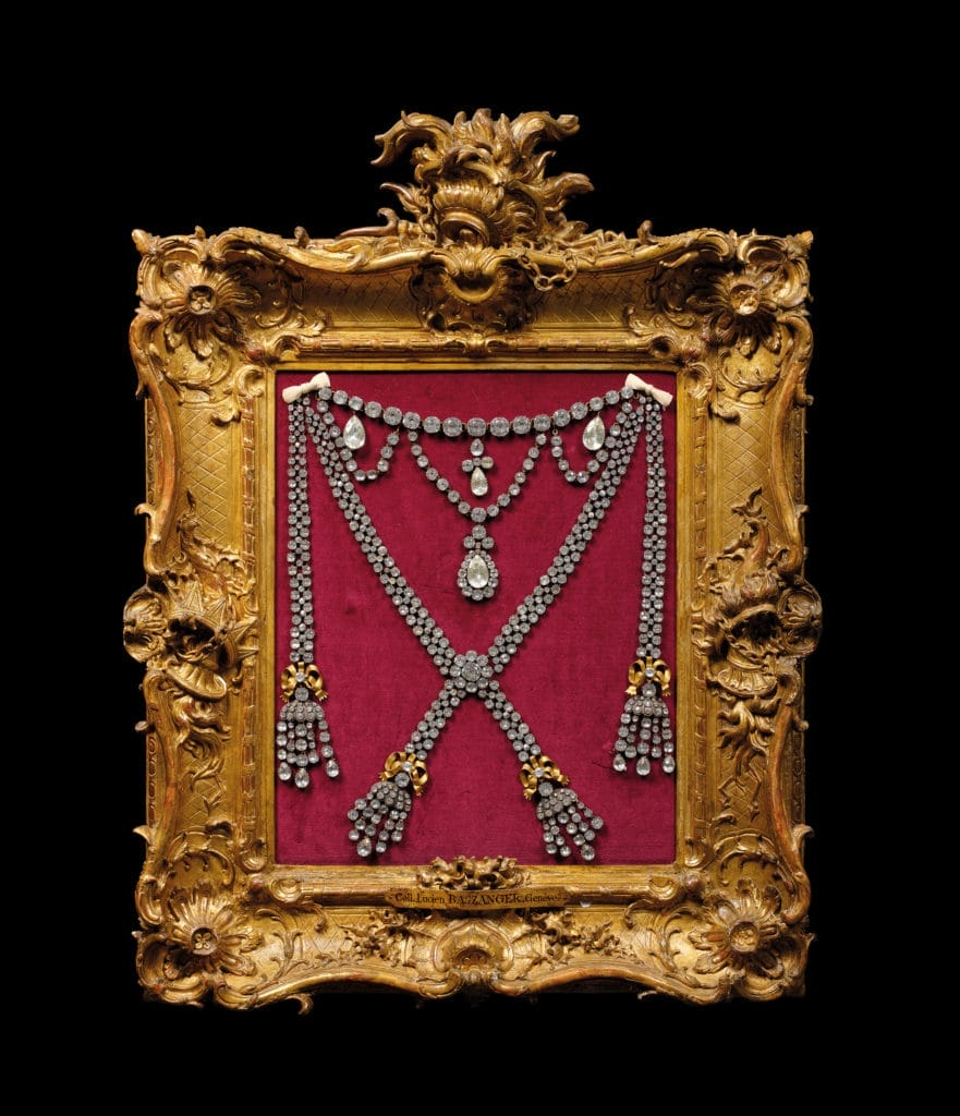REPRODUCTION DU FAMEUX COLLIER DIT " DE LA REINE "
Fin du XIXe - début du XXe siècle
D'après le modèle créé par les bijoutiers Böhmer et Bassenge pour la reine Marie-Antoinette
En alliages d'argent et métal, serti de pierres d'imitation sur paillon, monté "en esclavage"
Estimation : 30 000 - 50 000 €
