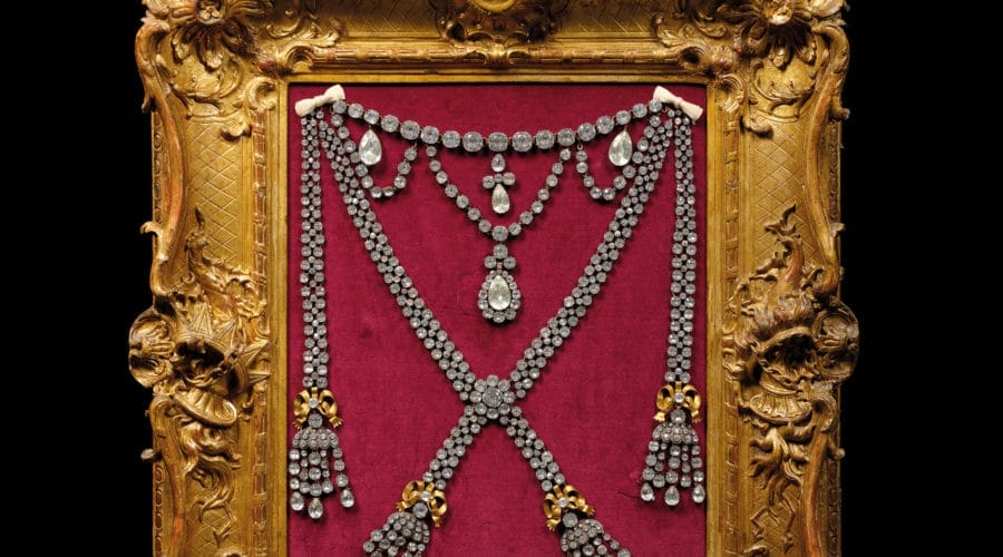 Artcurial met aux enchères une réplique historique du collier de la Reine
